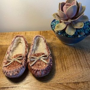 Cat & Jack girl’s size 5/6 pink with gold star slippers. Faux fur lined.